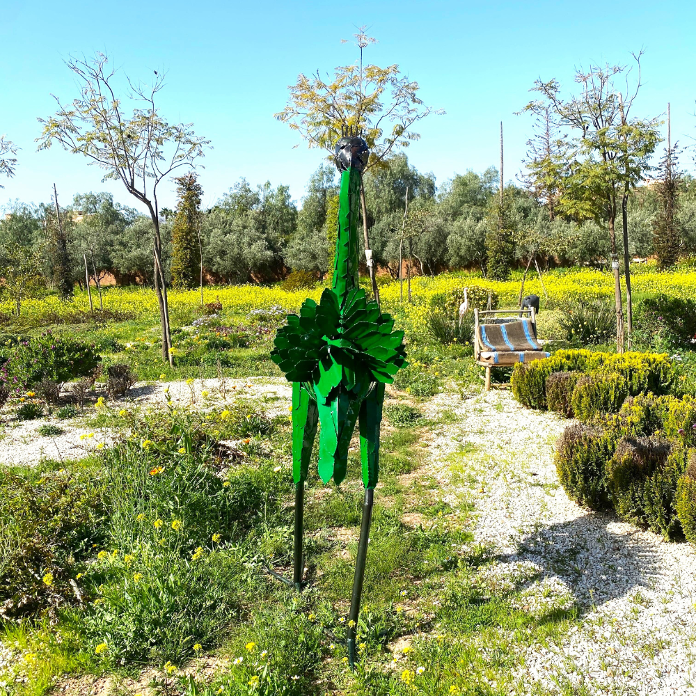 Vue arrière sculpture autruche en métal recyclé dévoilant l’assemblage manuel des pièces métalliques