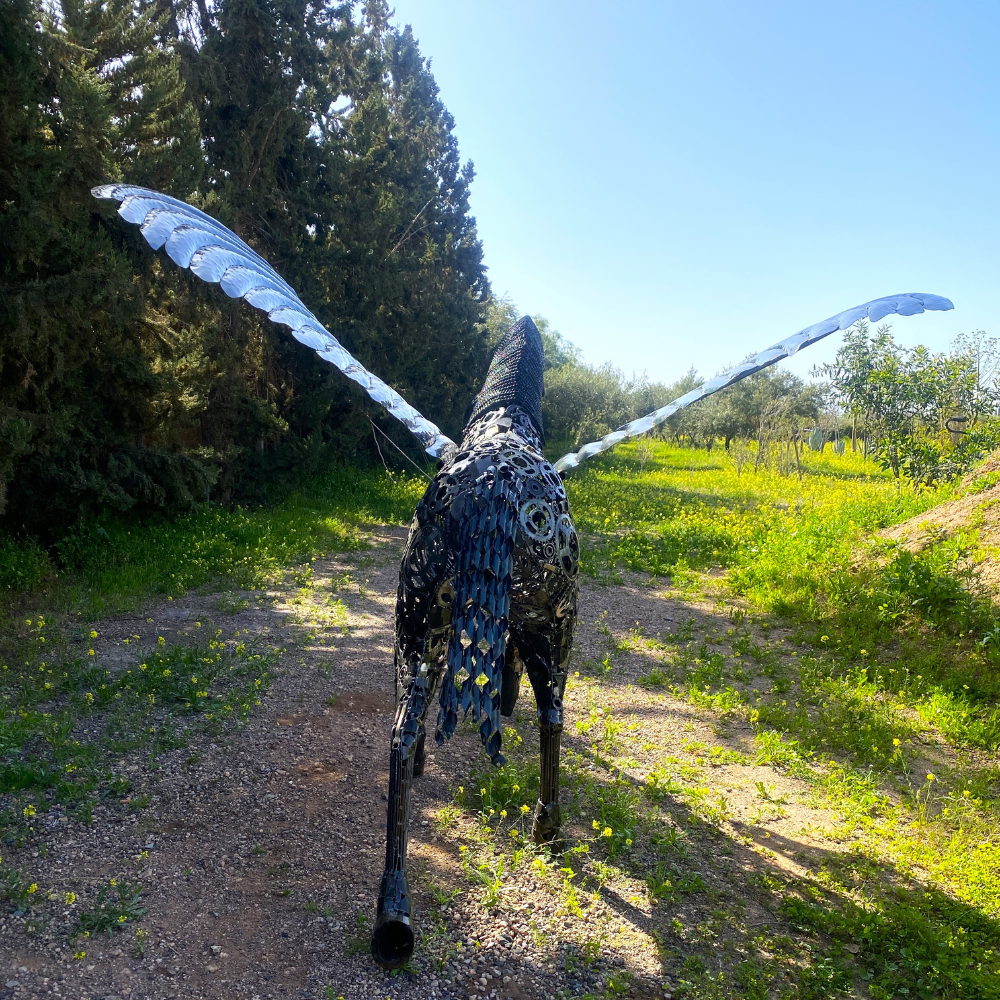Vue arrière sculpture cheval Pégase en métal recyclé montrant la structure des ailes et du corps