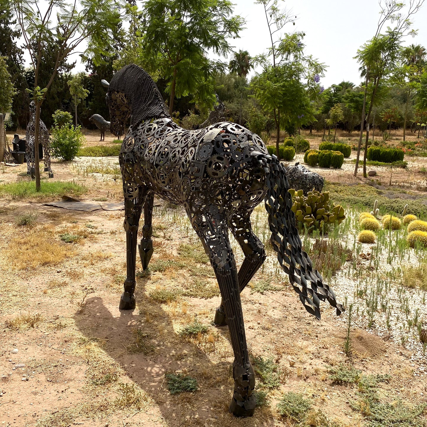 Cheval au trot en métal recyclé – H205 × L290 × l70 cm