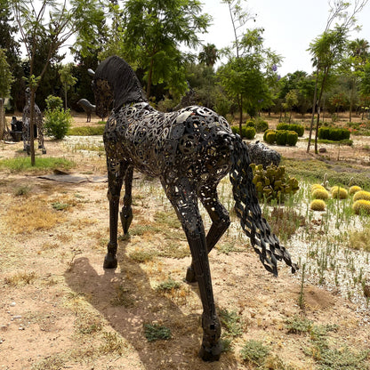 Cheval au trot en métal recyclé – H205 × L290 × l70 cm