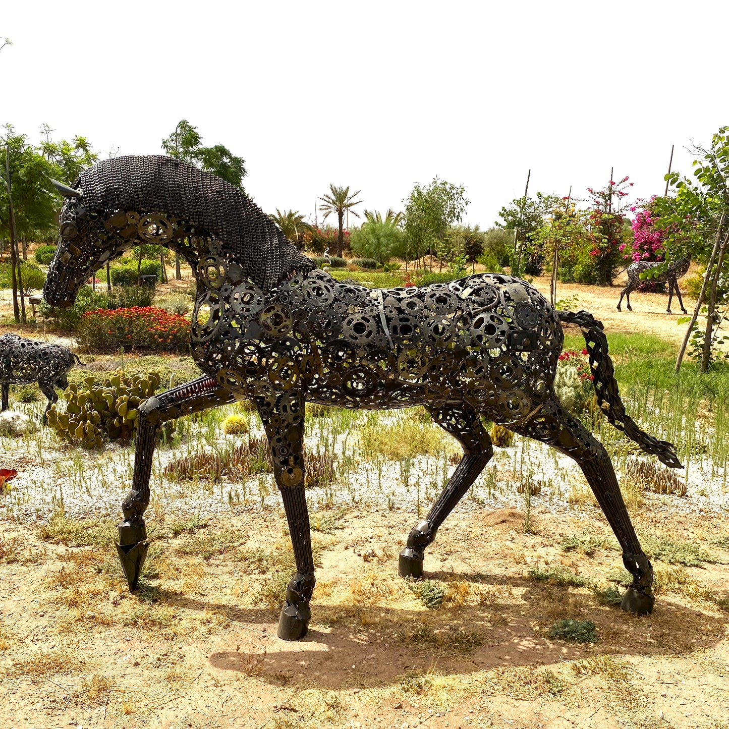 Cheval au trot en métal recyclé – H205 × L290 × l70 cm