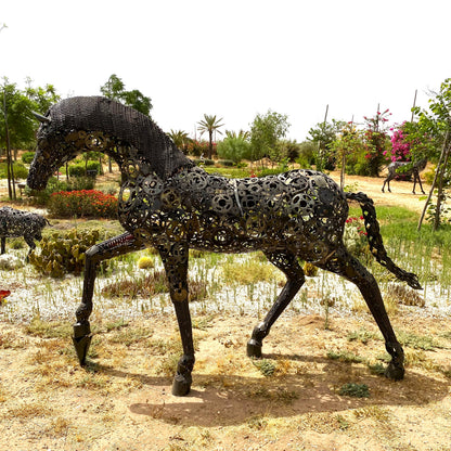 Cheval au trot en métal recyclé – H205 × L290 × l70 cm