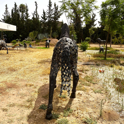 Cheval au trot en métal recyclé – H205 × L290 × l70 cm