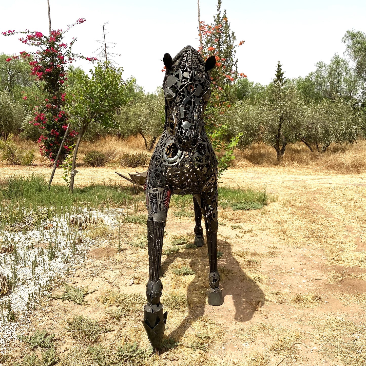 Cheval au trot en métal recyclé – H205 × L290 × l70 cm