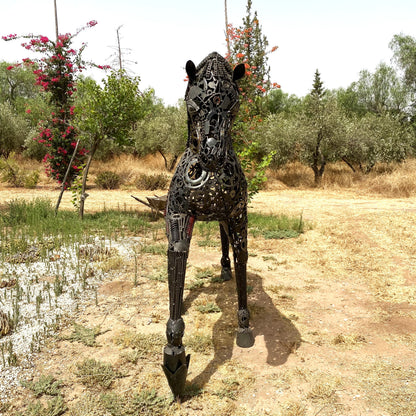 Cheval au trot en métal recyclé – H205 × L290 × l70 cm