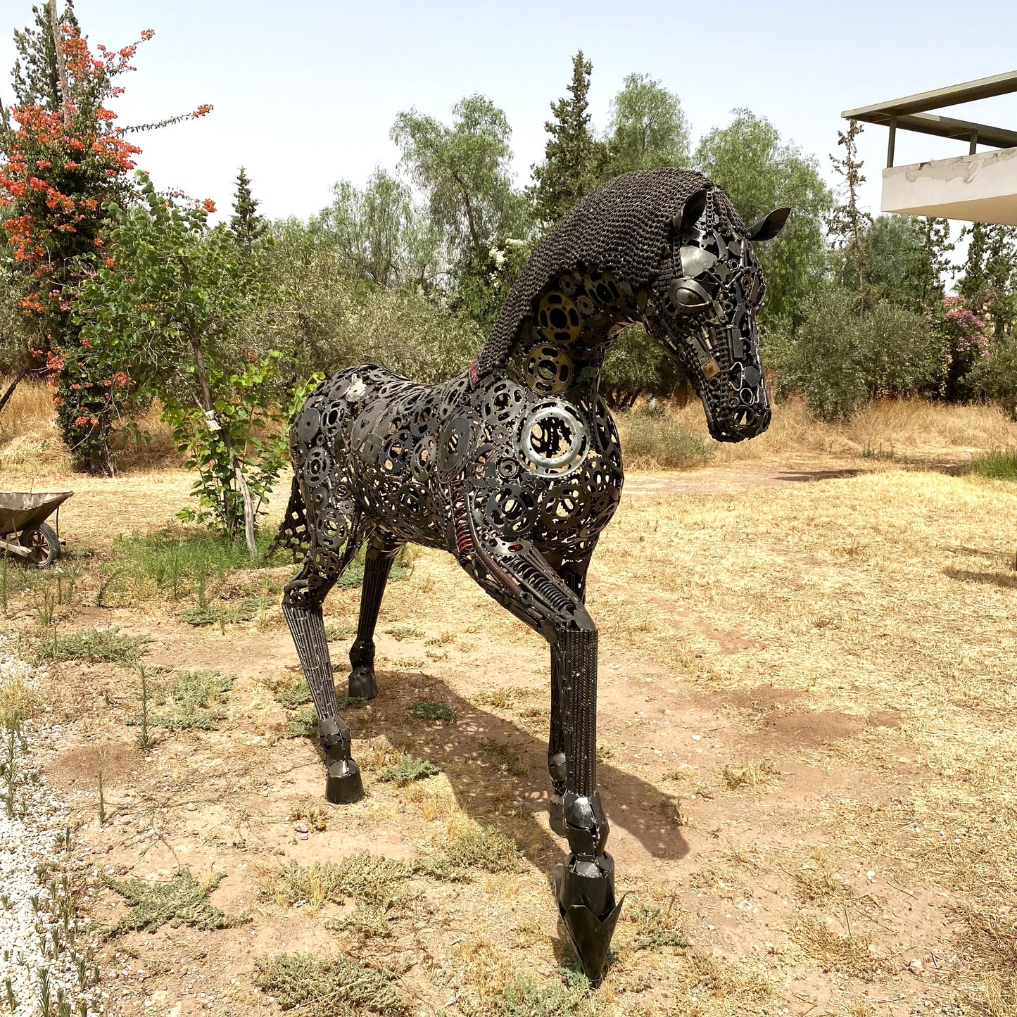 Cheval au trot en métal recyclé – H205 × L290 × l70 cm