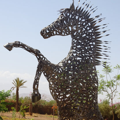 Sculpture en metal, cheval de metal, cheval mécanique, cheval mecanique, tete de cheval, statue cheval extérieur, statue cheval jardin, sculpture animaux, tête de cheval, sculpture cheval, cheval cabré, statue cheval, cheval cabre, sculpture cheval, statue equestre, cheval en bronze, decoration cheval, deco jardin metal, deco jardin, décoration fer forgé extérieur, decoration exterieur, logo cheval, cheval cabré ferrari, sculpture métal recyclé, sculpture art, sculpture en fer soudé.