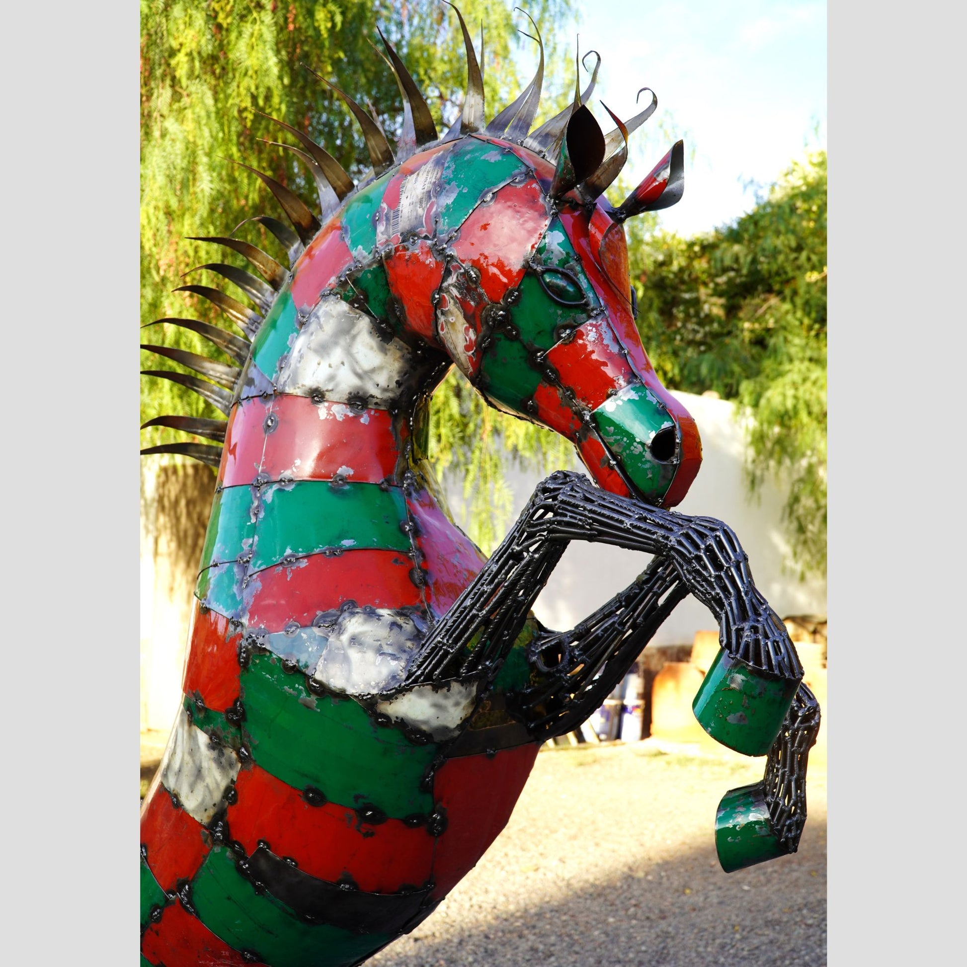 Sculpture en metal, cheval de metal, cheval mécanique, cheval mecanique, tete de cheval, statue cheval extérieur, statue cheval jardin, sculpture animaux, tête de cheval, sculpture cheval, cheval cabré, statue cheval, cheval cabre, sculpture cheval, statue equestre, cheval en bronze, decoration cheval, deco jardin metal, deco jardin, décoration fer forgé extérieur, decoration exterieur, logo cheval, cheval cabré ferrari, sculpture métal recyclé, sculpture art, sculpture en fer soudé.