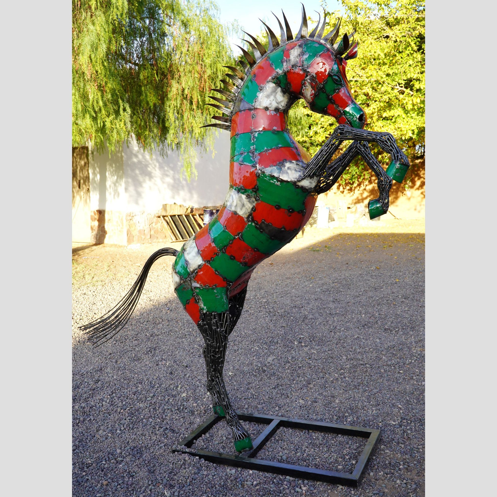 Sculpture en metal, cheval de metal, cheval mécanique, cheval mecanique, tete de cheval, statue cheval extérieur, statue cheval jardin, sculpture animaux, tête de cheval, sculpture cheval, cheval cabré, statue cheval, cheval cabre, sculpture cheval, statue equestre, cheval en bronze, decoration cheval, deco jardin metal, deco jardin, décoration fer forgé extérieur, decoration exterieur, logo cheval, cheval cabré ferrari, sculpture métal recyclé, sculpture art, sculpture en fer soudé.