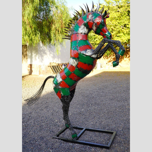 Sculpture en metal, cheval de metal, cheval mécanique, cheval mecanique, tete de cheval, statue cheval extérieur, statue cheval jardin, sculpture animaux, tête de cheval, sculpture cheval, cheval cabré, statue cheval, cheval cabre, sculpture cheval, statue equestre, cheval en bronze, decoration cheval, deco jardin metal, deco jardin, décoration fer forgé extérieur, decoration exterieur, logo cheval, cheval cabré ferrari, sculpture métal recyclé, sculpture art, sculpture en fer soudé.