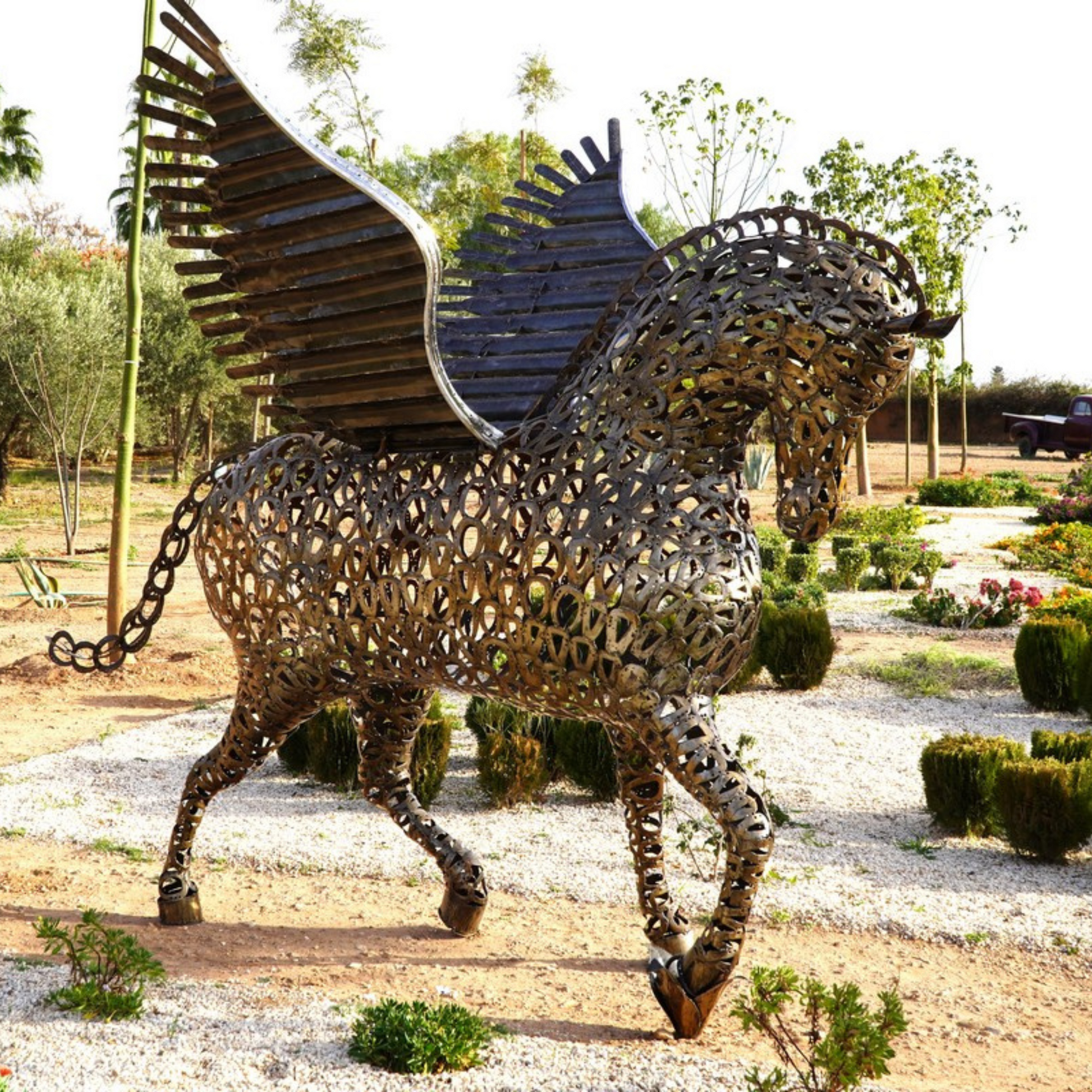 cheval pégase, cheval de metal, cheval mécanique, cheval mecanique, tete de cheval, statue cheval extérieur, statue cheval jardin, sculpture animaux, tête de cheval, sculpture cheval, statue cheval, cheval cabré, statue cheval, cheval cabre, statue equestre, , cheval en bronze, decoration cheval, sculpture metal, deco jardin metal, deco jardin, décoration fer forgé extérieur, decoration exterieur, sculpture metal jardin, pégase cheval, cheval ailé, sculpture métal recyclé.