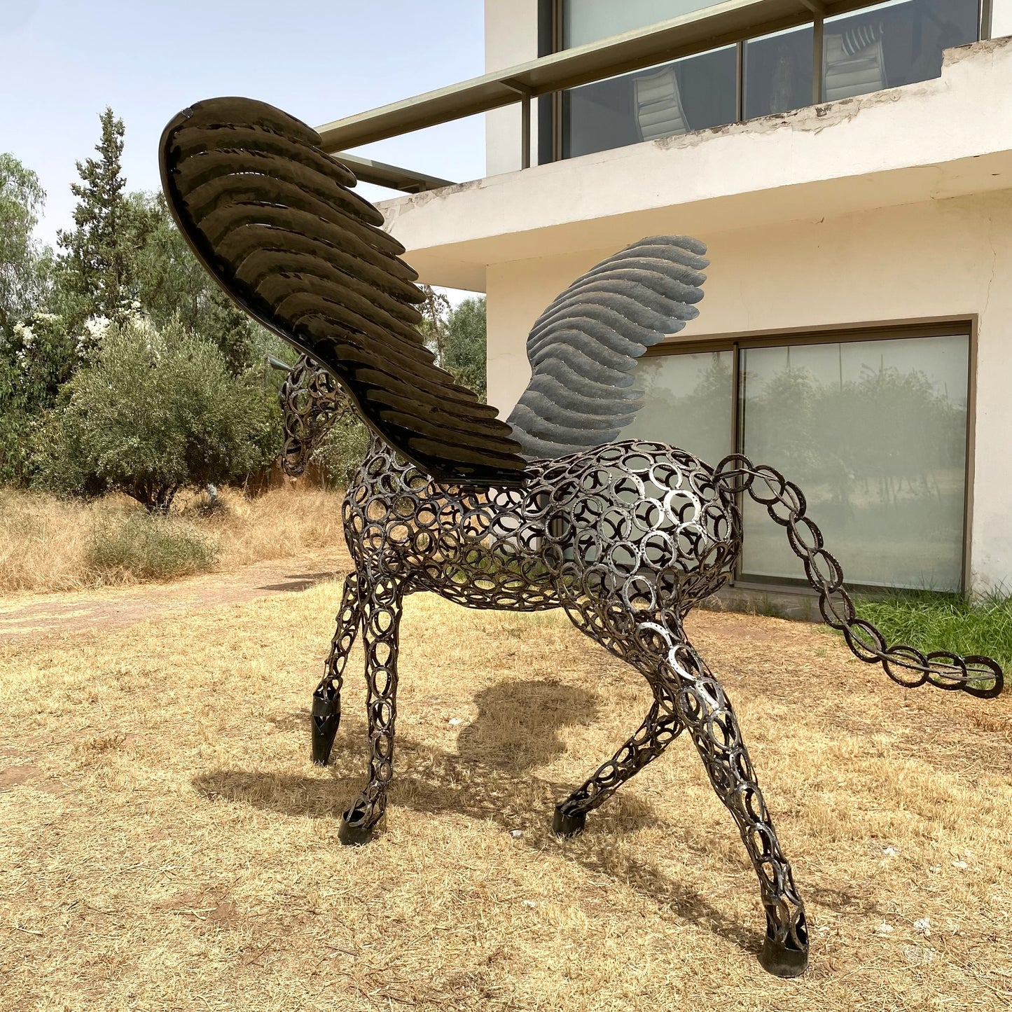 Sculpture cheval Pégase au trot en fer à cheval – H205 × L300 × l230 cm