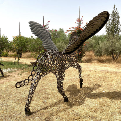 Sculpture cheval Pégase au trot en fer à cheval – H205 × L300 × l230 cm
