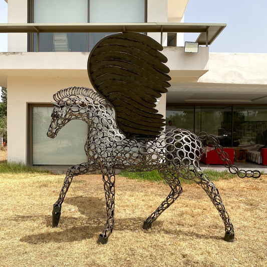 Sculpture cheval Pégase au trot en fer à cheval – H205 × L300 × l230 cm