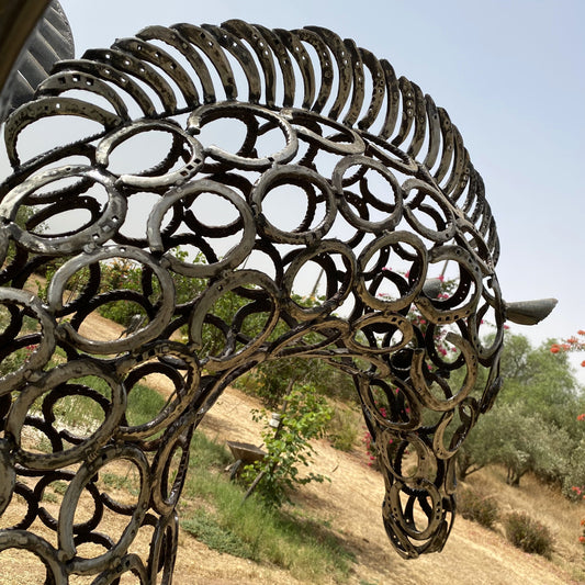 Sculpture cheval Pégase au trot en fer à cheval – H205 × L300 × l230 cm