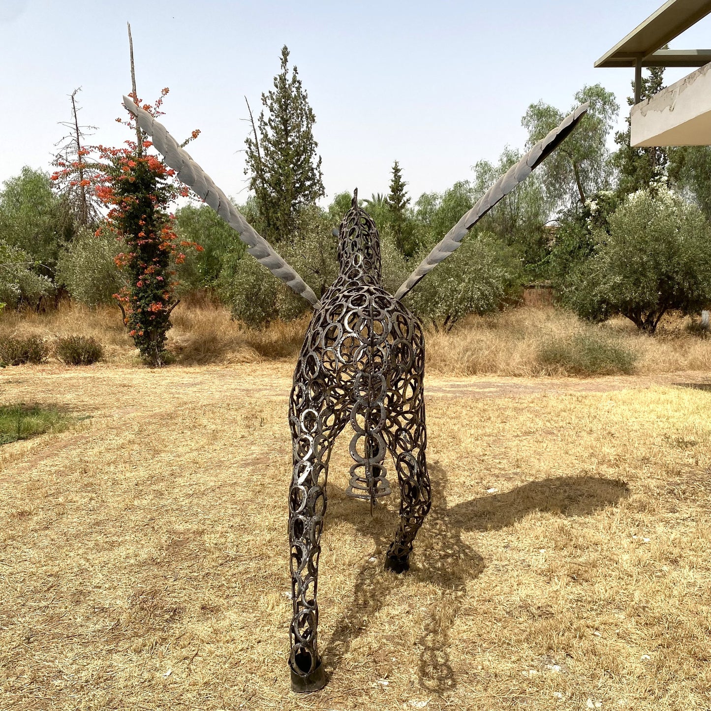 Sculpture cheval Pégase au trot en fer à cheval – H205 × L300 × l230 cm