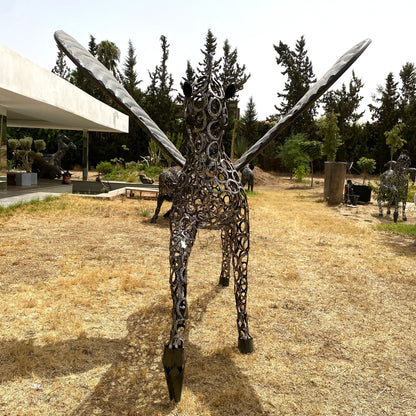 Sculpture cheval Pégase au trot en fer à cheval – H205 × L300 × l230 cm