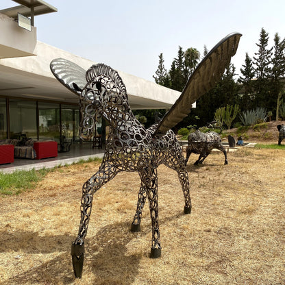 Sculpture cheval Pégase au trot en fer à cheval – H205 × L300 × l230 cm