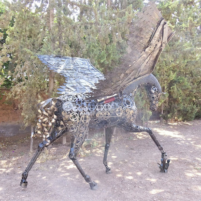 cheval de metal, cheval mécanique, cheval mecanique, tete de cheval, statue cheval extérieur, statue cheval jardin, sculpture animaux, tête de cheval, sculpture cheval, statue cheval, cheval cabré, statue cheval, cheval cabre, statue equestre, , cheval en bronze, decoration cheval, sculpture metal, deco jardin metal, deco jardin, décoration fer forgé extérieur, decoration exterieur, sculpture metal jardin,cheval pégase, pégase cheval, cheval ailé, sculpture métal recyclé.