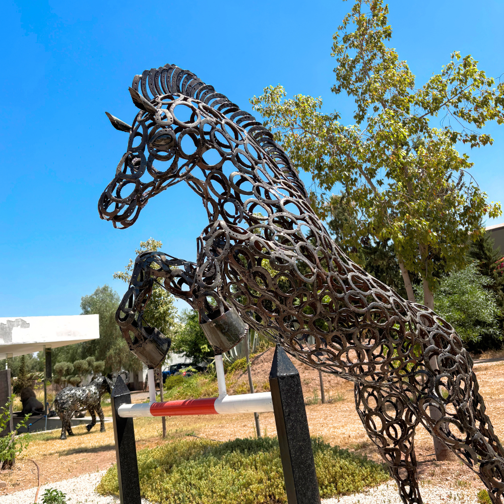 Vue arrière droite de la sculpture cheval réalisée à la main