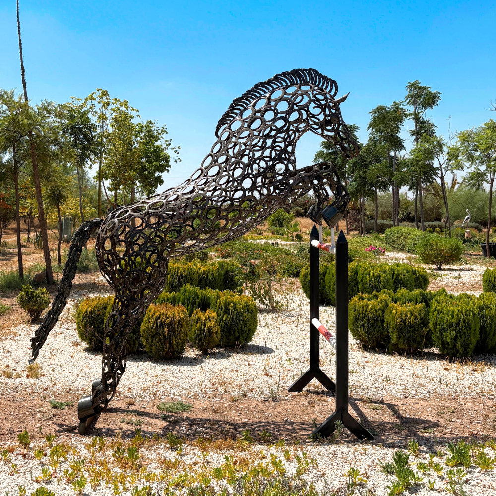 Sculpture cheval saut d’obstacle en fer à cheval H240 × L280 × l110 cm réalisée artisanalement en métal recyclé