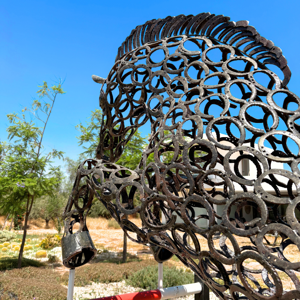 Gros plan sur la tête et les détails artisanaux de la sculpture cheval