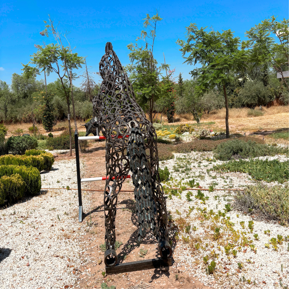 Vue arrière de la sculpture artisanale en fers à cheval