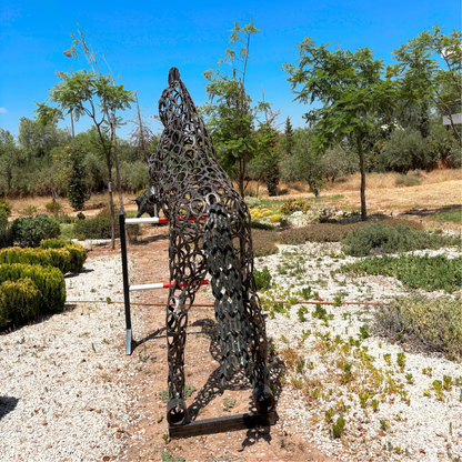 Vue arrière de la sculpture artisanale en fers à cheval