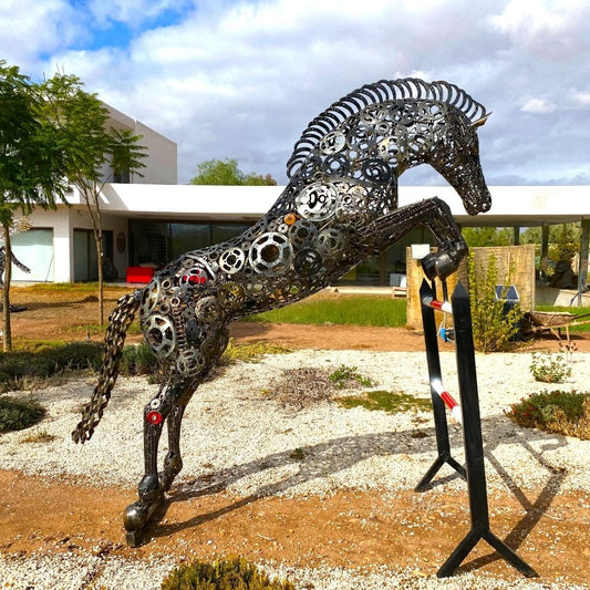 Sculpture cheval saut d’obstacle en métal recyclé œuvre monumentale