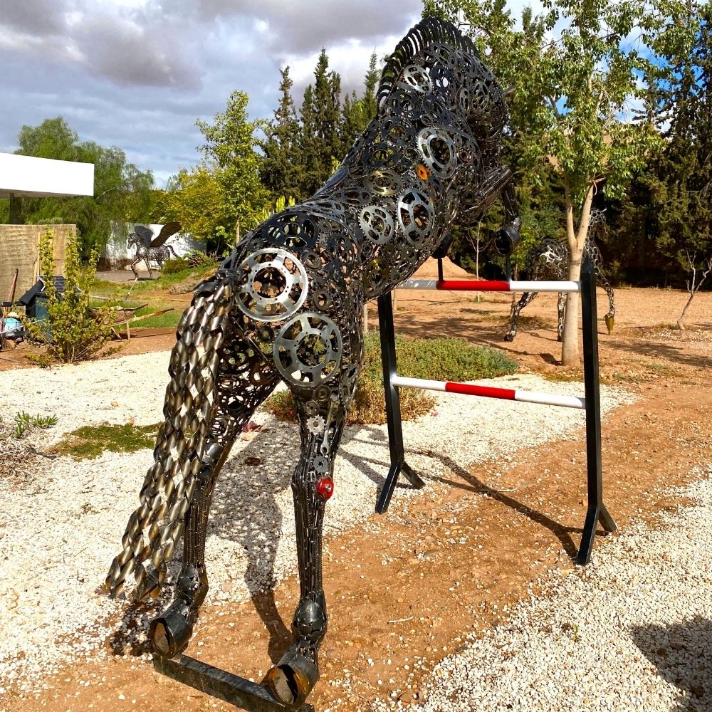 Sculpture cheval saut d’obstacle métal recyclé pour jardin ou domaine