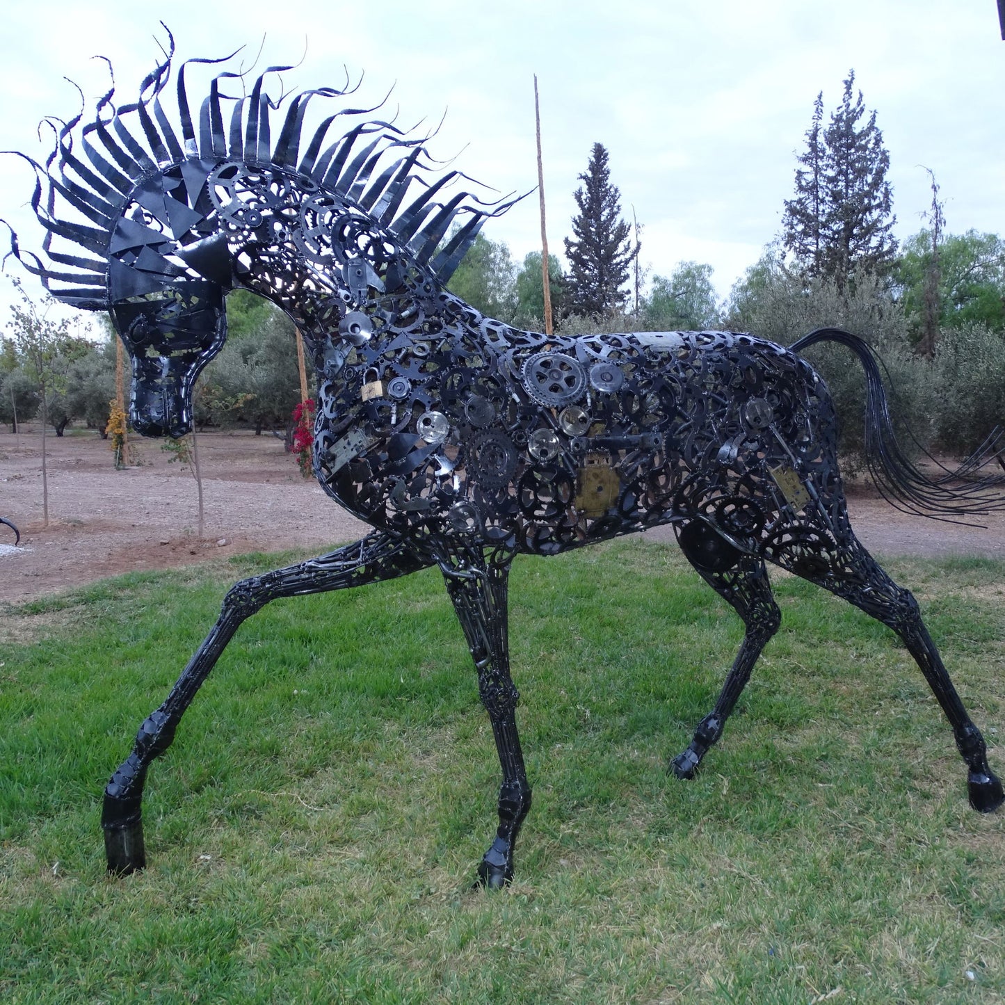 Sculpture en metal , cheval de metal, cheval mécanique, cheval mecanique, tete de cheval, statue cheval extérieur, statue cheval jardin, sculpture animaux, tête de cheval, sculpture cheval, statue cheval, cheval cabré, statue cheval, cheval cabre, sculpture cheval, statue equestre, , cheval en bronze, decoration cheval, sculpture metal, deco jardin metal, deco jardin, décoration fer forgé extérieur, decoration exterieur, sculpture metal jardin.