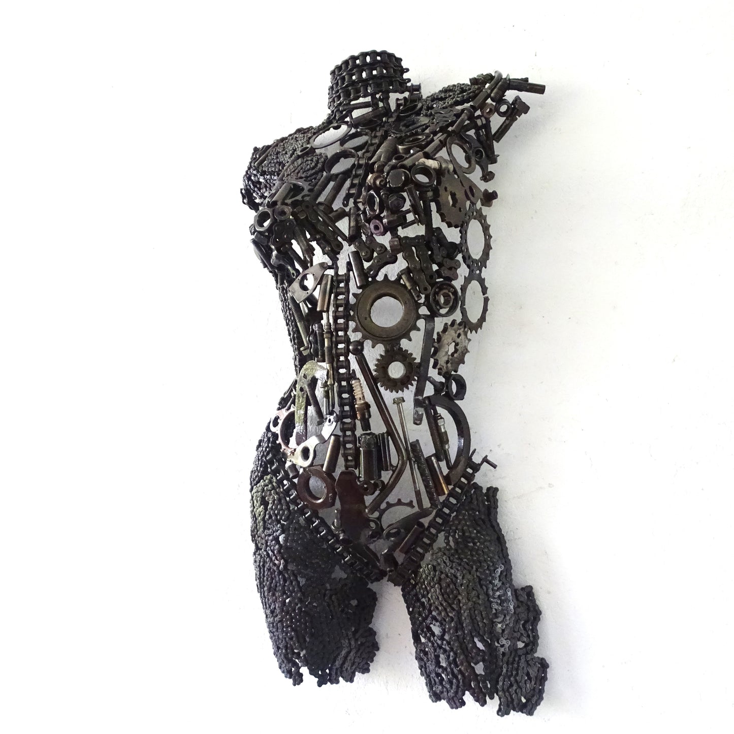 Vue latérale sculpture demi-buste femme en métal recyclé avec lignes contemporaines et patine brute
