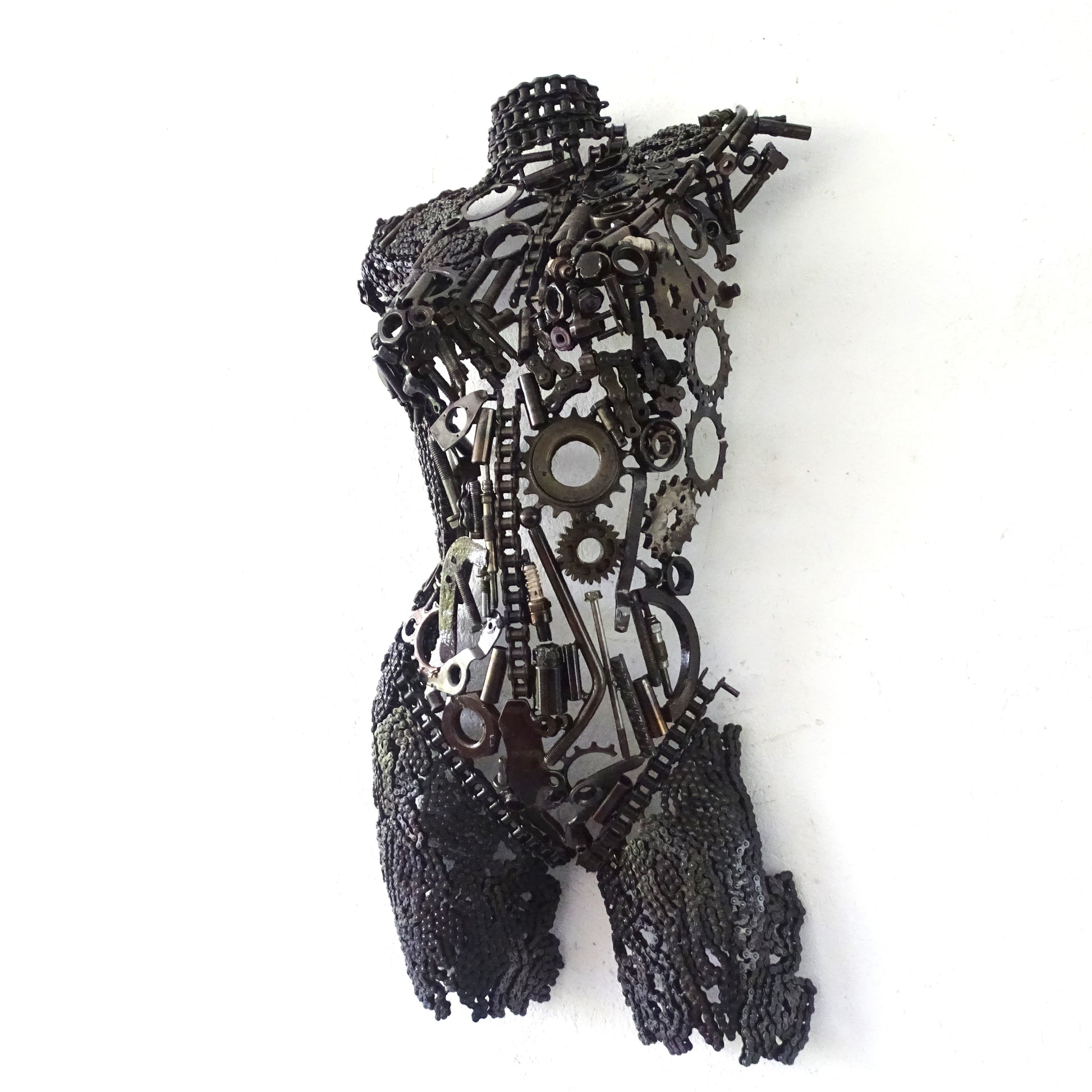 Vue latérale sculpture demi-buste femme en métal recyclé avec lignes contemporaines et patine brute