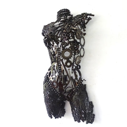Vue latérale sculpture demi-buste femme en métal recyclé avec lignes contemporaines et patine brute