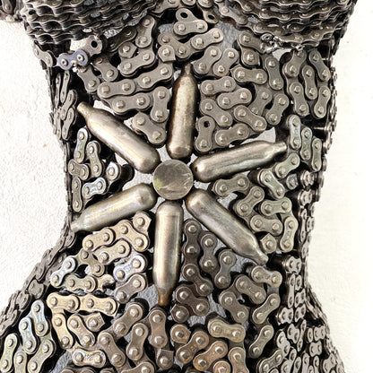 Sculpture demi-buste de femme en métal recyclé – H70 × L45 × P15 cm