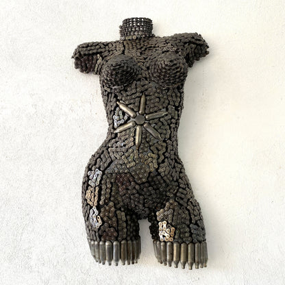 Sculpture demi-buste de femme en métal recyclé – H70 × L45 × P15 cm