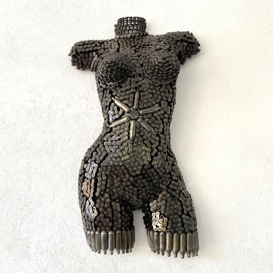 Sculpture demi-buste de femme en métal recyclé – H70 × L45 × P15 cm