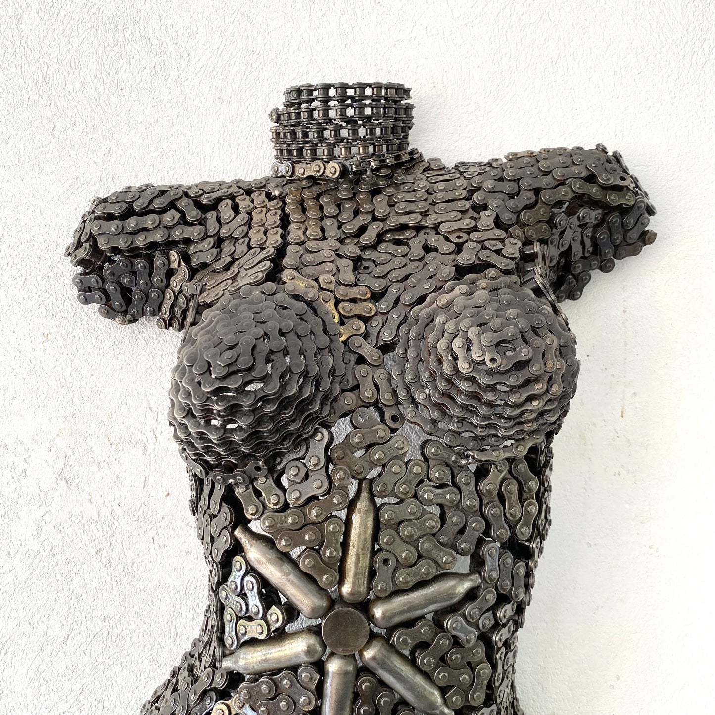 Sculpture demi-buste de femme en métal recyclé – H70 × L45 × P15 cm