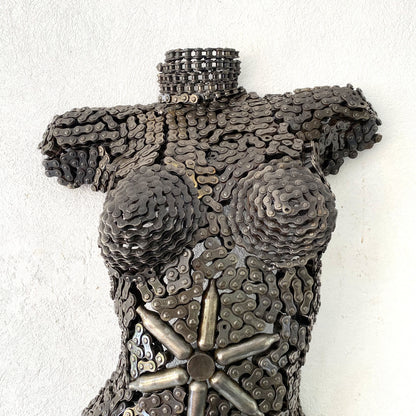 Sculpture demi-buste de femme en métal recyclé – H70 × L45 × P15 cm