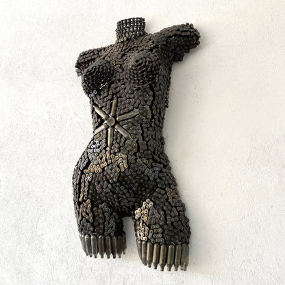 Sculpture demi-buste de femme en métal recyclé – H70 × L45 × P15 cm