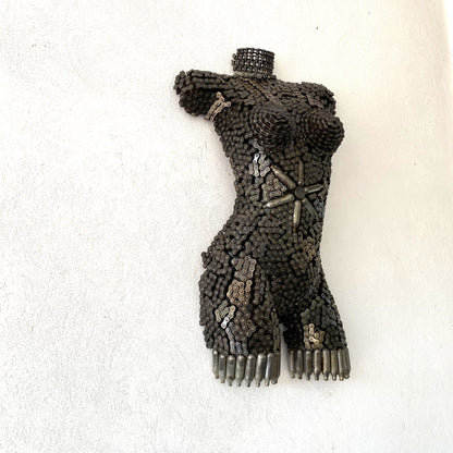 Sculpture demi-buste de femme en métal recyclé – H70 × L45 × P15 cm