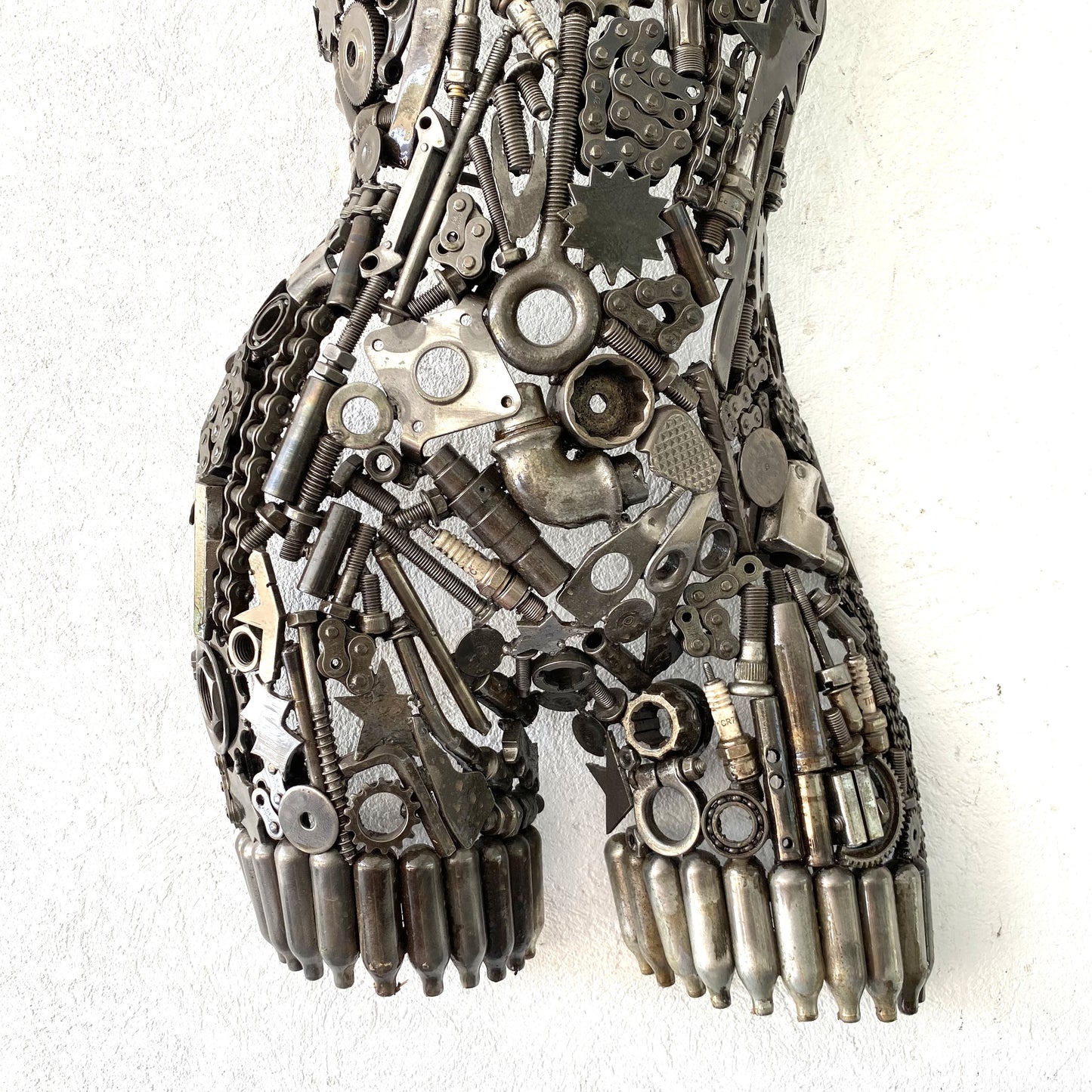 Sculpture demi-buste de femme en métal recyclé – H70 × L45 × P15 cm