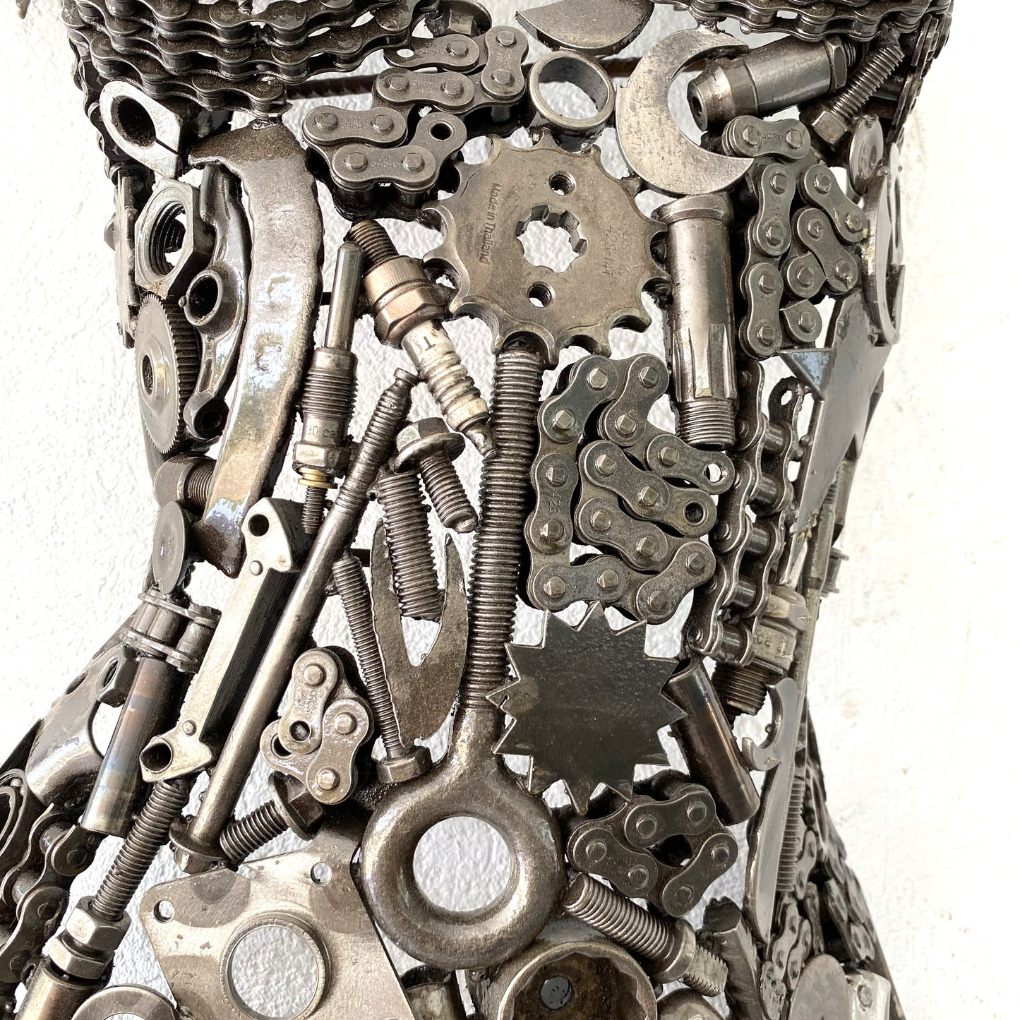 Sculpture demi-buste de femme en métal recyclé – H70 × L45 × P15 cm