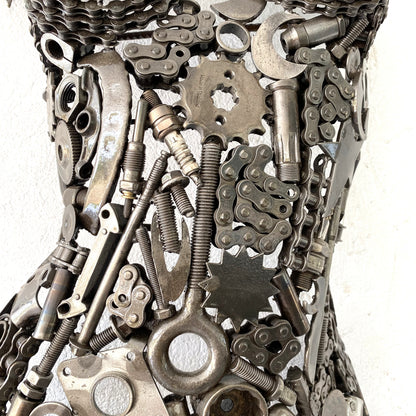 Sculpture demi-buste de femme en métal recyclé – H70 × L45 × P15 cm