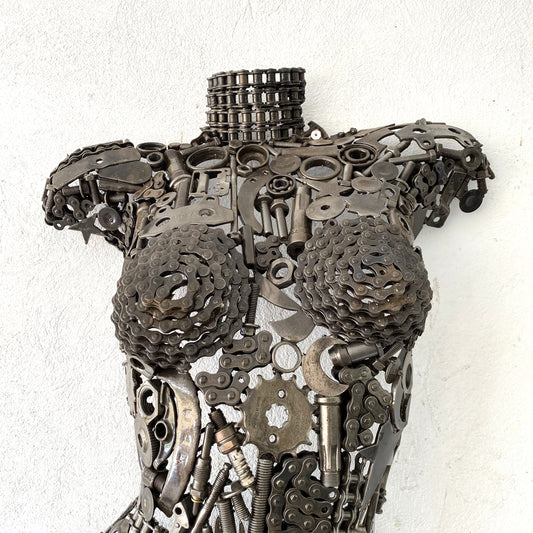 Sculpture demi-buste de femme en métal recyclé – H70 × L45 × P15 cm