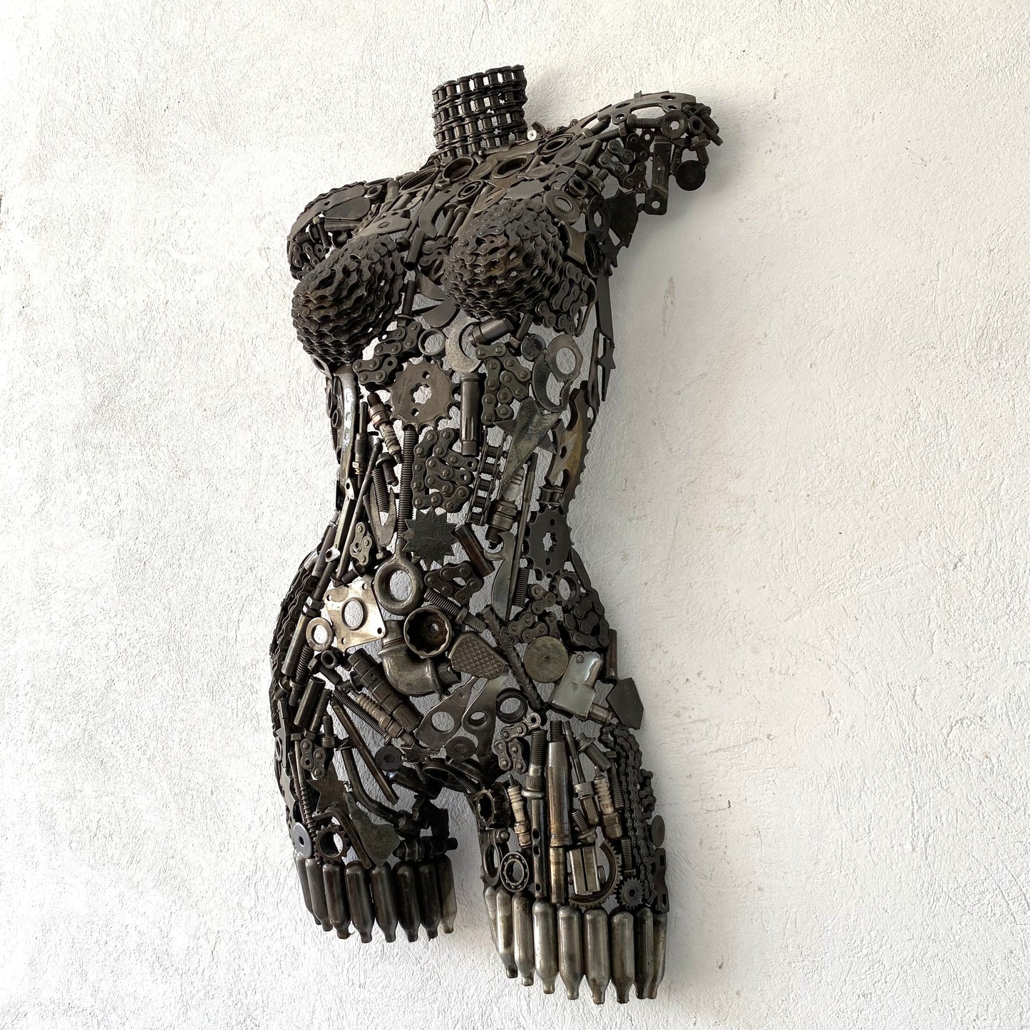 Sculpture demi-buste de femme en métal recyclé – H70 × L45 × P15 cm