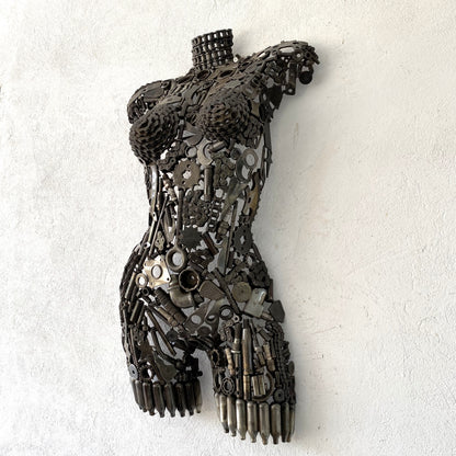 Sculpture demi-buste de femme en métal recyclé – H70 × L45 × P15 cm