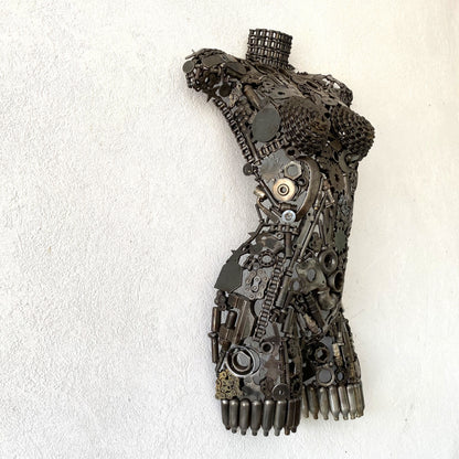 Sculpture demi-buste de femme en métal recyclé – H70 × L45 × P15 cm