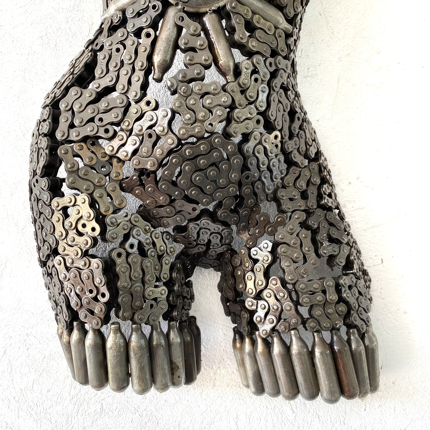 Sculpture demi-buste de femme en métal recyclé – H70 × L45 × P15 cm