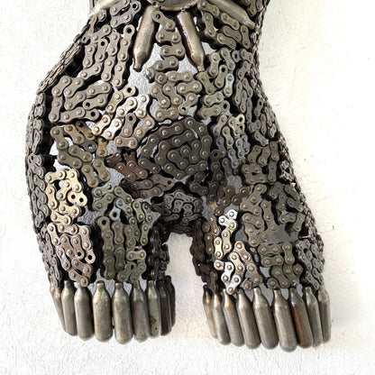 Sculpture demi-buste de femme en métal recyclé – H70 × L45 × P15 cm